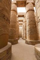columnas en la sala hipóstila del templo de karnak, luxor, egipto foto