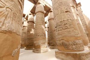 columnas en la sala hipóstila del templo de karnak, luxor, egipto foto