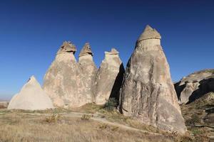 formaciones rocosas en el valle de los monjes pasabag, capadocia, nevsehir, turquía foto