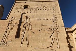 escena en el templo de philae, aswan, egipto foto