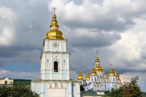 campanario de st. Monasterio de cúpula dorada de michael en kiev, ucrania foto