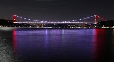 puente fatih sultan mehmet entre los lados europeo y asiático de estambul, turquía foto