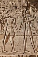 Jeroglíficos egipcios en el templo de Medinet Habu, Luxor, Egipto foto