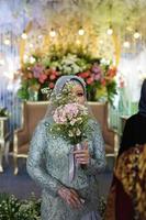 bandung, java occidental, indonesia, 2021- novia musulmana en boda tradicional indonesia foto