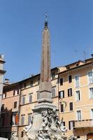 obelisco en la plaza del panteón - piazza della rotonda en roma, italia foto