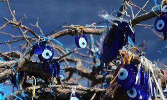 árbol de perlas de mal de ojo en el valle de las palomas, capadocia, nevsehir, turquía foto