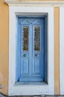 puerta de una casa en la isla de symi, grecia foto