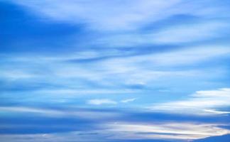 hermoso fondo del cielo con la nube, concepto abstracto de la naturaleza, puesta de sol del día, resumen del cielo. foto