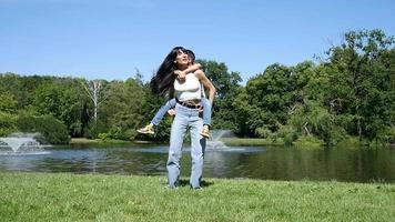 mãe e filho criança feliz correndo girando juntos em um parque de verão video