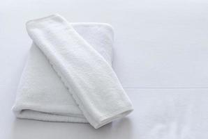 juego de toallas blancas foto