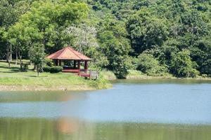 pequeño pabellón con la terraza cerca del embalse. foto