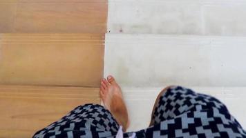 Treppe hinuntergehen und Schritte koh samui thailand. video