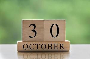 Texto de la fecha del calendario del 30 de octubre en bloques de madera con espacio de copia para ideas o texto. copie el espacio y el concepto de calendario foto