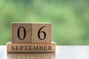 6 de septiembre texto de fecha de calendario en bloques de madera con espacio de copia para ideas. copie el espacio y el concepto de calendario foto