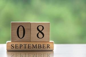 Texto de la fecha del calendario del 8 de septiembre en bloques de madera con espacio de copia para ideas. copie el espacio y el concepto de calendario foto