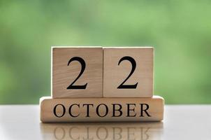 22 de octubre texto de fecha de calendario en bloques de madera con espacio de copia para ideas o texto. copie el espacio y el concepto de calendario foto