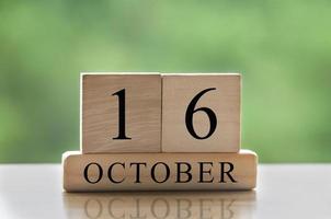 16 de octubre texto de fecha de calendario en bloques de madera con espacio de copia para ideas o texto. copie el espacio y el concepto de calendario foto