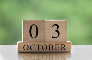 Texto de la fecha del calendario del 3 de octubre en bloques de madera con espacio de copia para ideas. copie el espacio y el concepto de calendario foto