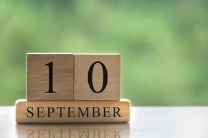 10 de septiembre texto de fecha de calendario en bloques de madera con espacio de copia para ideas. copie el espacio y el concepto de calendario foto