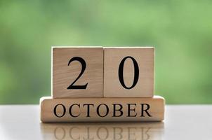 Texto de la fecha del calendario del 20 de octubre en bloques de madera con espacio de copia para ideas o texto. copie el espacio y el concepto de calendario foto