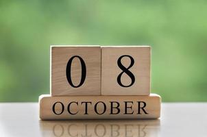 Texto de la fecha del calendario del 8 de octubre en bloques de madera con espacio de copia para ideas. copie el espacio y el concepto de calendario foto