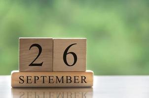 26 de septiembre texto de fecha de calendario en bloques de madera con espacio de copia para ideas. copie el espacio y el concepto de calendario foto