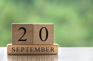 20 de septiembre texto de fecha de calendario en bloques de madera con espacio de copia para ideas. copie el espacio y el concepto de calendario foto