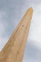 obelisco en el templo de karnak, luxor, egipto foto