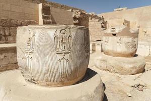 columnas en el templo de medinet habu en luxor, egipto foto