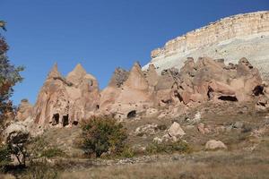 formaciones rocosas en el valle de zelve, capadocia, nevsehir, turquía foto