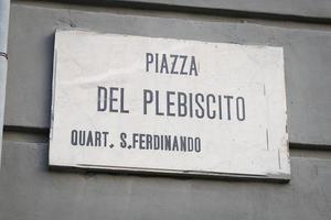 Placa de la calle piazza del plebiscito en nápoles, italia foto