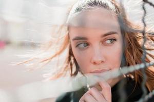 Retrato de una mujer joven y atractiva con el pelo volador y grandes ojos verdes en un día soleado y cálido foto