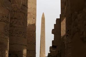 obelisco en el templo de karnak, luxor, egipto foto