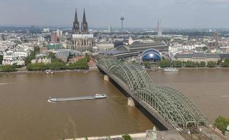 puente hohenzollern y catedral de colonia en colonia, alemania foto