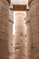 columnas en la sala hipóstila del templo de karnak, luxor, egipto foto