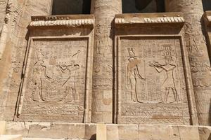 escena del templo de edfu en edfu, egipto foto