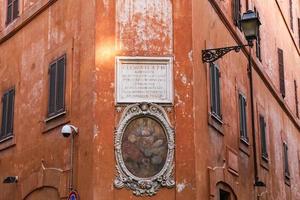 dibujando sobre una pared en roma, italia foto