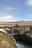hombre sentado en un puente algo peligroso en islandia foto