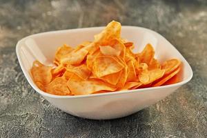 las patatas fritas dulces en un plato blanco están listas para ser consumidas foto