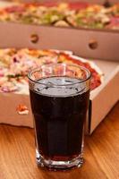 vaso de coca cola y pizza foto