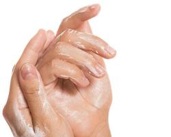 manos femeninas y crema hidratante foto