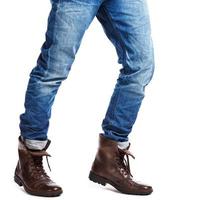 piernas masculinas en jeans y botas de cuero foto