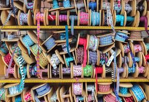 vista detallada de las muestras de telas y tejidos de diferentes colores que se encuentran en un mercado de tejidos foto