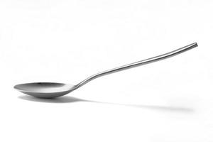 la cuchara de metal brillante aislada en blanco foto
