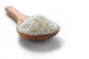 arroz jazmín blanco en la cuchara de madera foto