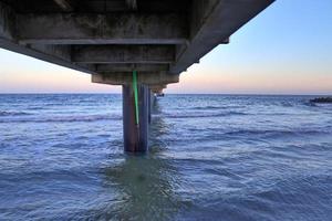 muelle en una playa foto