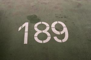números pintados sobre superficies de hormigón y asfalto foto