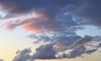 hermoso panorama de nubes naranjas y amarillas al amanecer foto