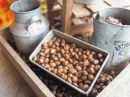 primer plano de granos de café en bandeja de zinc foto