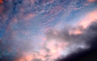 hermoso panorama de nubes naranjas y amarillas al amanecer foto